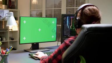 肩膀拍摄为女玩家玩电脑